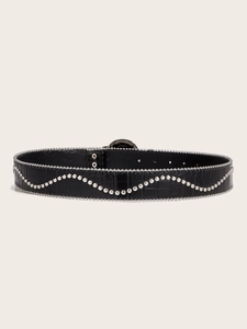 Detail van zwarte riem met krokodillenprint en zilveren klinknagels in punkstijl