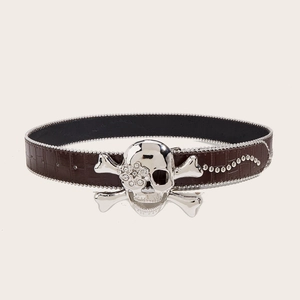 Detail van de bruine punk riem met krokodillenmotief en schedel gesp ingelegd met kristallen