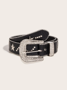 Detail eines Western Punk Gürtels mit Nieten, Sternen und glitzernder Hufeisenschnalle