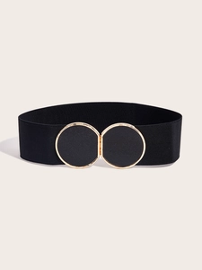 Detailaufnahme des schwarzen elastischen Taillengürtels mit goldener Doppelringschnalle