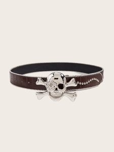 Detail van bruine krokodillenleer riem met een zilveren schedel gesp en strass-steentjes