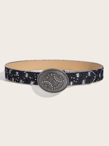 Detail van donkere denim riem met zilveren lovertjes en vintage ovale metalen gesp