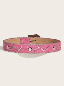 Detail eines rosa Gürtels in Kroko-Optik mit silbernen Sternnieten und Strass-Schnalle