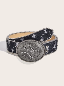 Detail van vintage boho denim riem in zwart met zilveren kralen en strass gesp