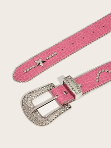 Detail eines pinkfarbenen Gürtels mit Krokodilprägung, Strassschnalle und Silbersternen