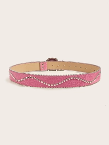 Detail van roze riem met krokodillenpatroon met zilveren studs en interne productcode