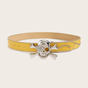 Detail van gele punk lederen riem met zilveren schedel gesp en bezaaid met klinknagels