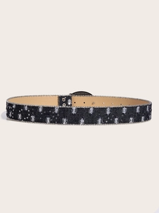 Detail van donkerblauwe denim riem met zilveren pailletten en metalen kralenrand