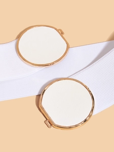 Detailansicht weißer elastischer Taillengürtel mit großen goldenen runden Schnallen-Details