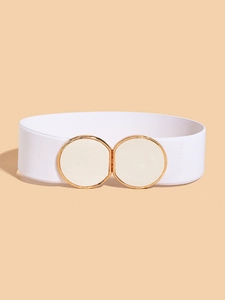 Detail eines weißen elastischen Gürtels mit eleganter goldener Doppelring-Schnalle für Damen