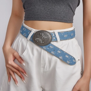 Vintage blauwe denim riem met sierlijke zilveren gesp en strass op witte broek