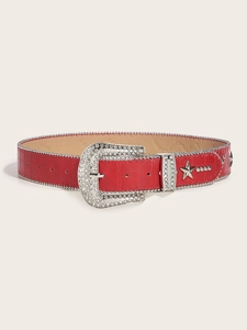 Detailaufnahme roter Gürtel mit Krokostruktur, Strass-Schnalle und Stern-Nietenbesatz