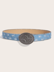Detail van vintage westernriem in blauwe denim met lovertjes en gegraveerde gesp