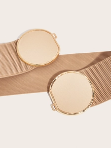 Detail der ineinandergreifenden runden Goldschnallen mit khakifarbenem Gummiband