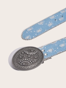 Detail van vintage denim riem met strassteentjes, zilveren gesp en franje rand