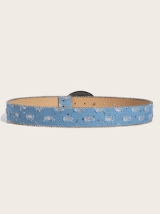 Detail van lichtblauwe denim riem met zilveren lovertjes en metalen kralenrand