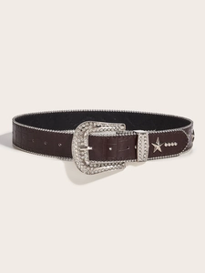 Nahaufnahme des Western-Gürtels mit Strass-Schnalle und silbernen Sternnieten-Details