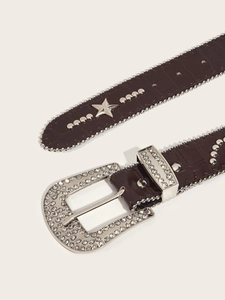 Nahaufnahme brauner Gürtel mit Kroko-Prägung, glitzernder Strassschnalle und Sternnieten