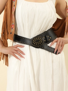 Détail de la ceinture en cuir PU noir avec clous dorés et boucle ovale sur robe blanche