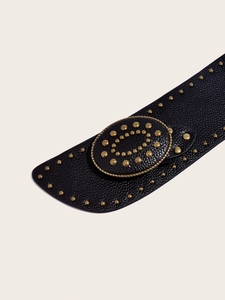 Vue détaillée de la large ceinture en cuir PU vintage avec rivets et boucle ovale