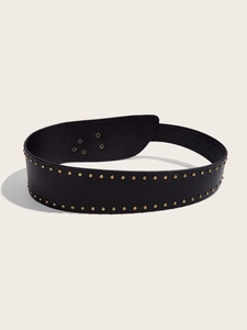 Détail de la ceinture en cuir PU noir avec clous dorés et œillets métalliques renforcés
