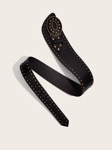 Détail d'une ceinture en cuir noir avec clous dorés et boucle ovale de style vintage