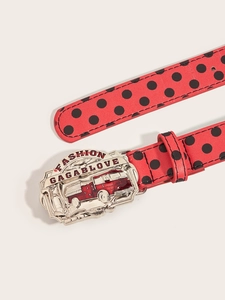 Macro dettaglio della cintura in pelle rossa a pois con fibbia in metallo goffrato e incisione