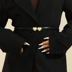 Fine ceinture en cuir verni noir avec boucle double cœur en perle pour femme