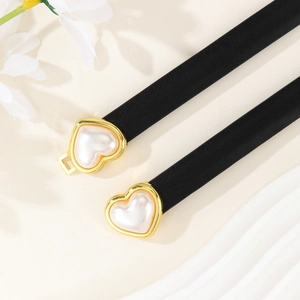 Ceinture fine en cuir verni noir avec boucle cœur dorée et perle pour femmes chic