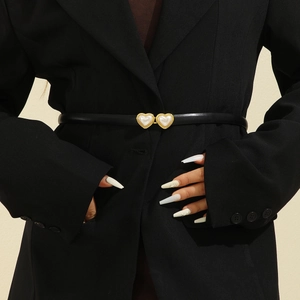 Ceinture Fine de Mode pour Femmes en Cuir PU Boucle Cœur et Künstliche Perle Taille Réglable pour Robes Costumes Accessoire Minimaliste Noir
