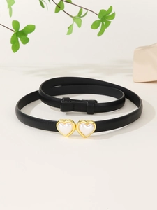 Détail de la ceinture noire en cuir verni avec boucle double cœur et perles