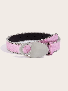 Détail d'une ceinture rose pailletée avec bords en perles argentées et boucle ovale