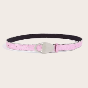 Détail d'une ceinture rose en similicuir avec perles argentées et boucle ovale