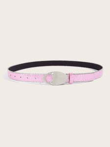 Gros plan d'une ceinture rose pailletée avec bordure en perles et boucle ovale en métal