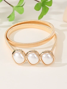 Détail de ceinture dorée élastique avec trois perles carrées pour cintrer les robes