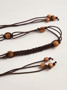 Détail d'une ceinture Y2K tressée à la main marron foncé avec perles en bois naturelles