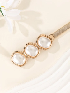Gros plan sur une ceinture dorée élastique ornée de trois perles carrées élégantes
