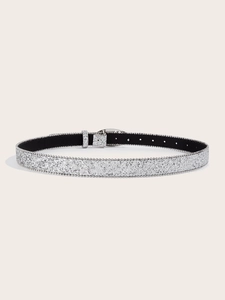 Détail de la ceinture à paillettes argentées avec boucle en strass et perles
