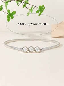 Détail de la ceinture chaîne argentée avec trois perles ovales pour taille de 60 à 80 cm