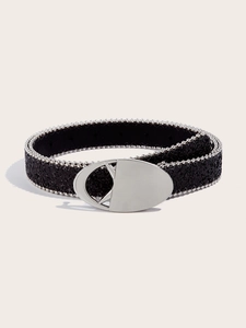 Détail d'une ceinture noire pailletée avec perles argentées et boucle ovale