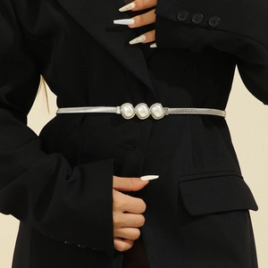 Ceinture élastique en métal argenté pour femmes avec d'élégants accents de perles blanches