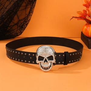 Ceinture punk noire à rivets avec grande boucle tête de mort argentée sertie de strass