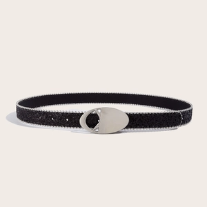 Détail d'une ceinture noire à paillettes avec boucle ovale argentée sur fond blanc
