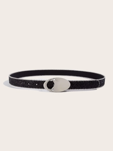 Détail de la ceinture noire à paillettes avec perles argentées et boucle en métal