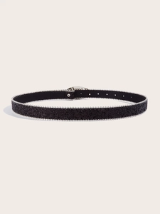 Détail d'une ceinture noire pailletée avec bordure perlée argentée et boucle en métal
