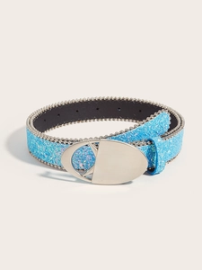 Détail de la ceinture à paillettes bleu vif avec bordure perlée et boucle en métal ovale