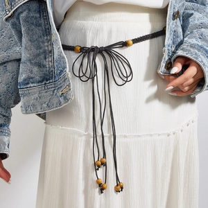 Corde de taille tissée bohème Y2K avec perles en bois sur robe blanche et denim
