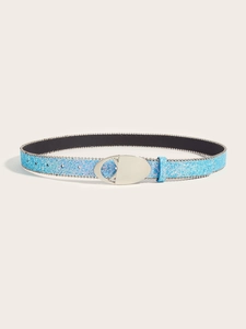 Détail d'une ceinture bleue à paillettes avec perles argentées et boucle en métal