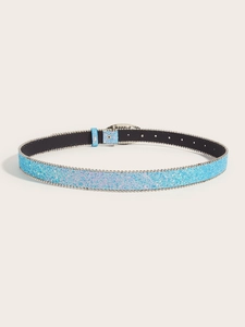 Détail d'une ceinture bleue pailletée avec bordure de perles et boucle en métal