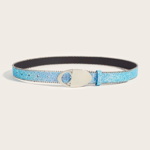 Détail d'une ceinture bleue pailletée avec boucle ovale argentée et bordure perlée